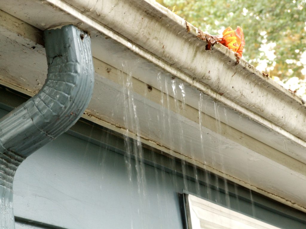 Signs That It’s Time to Replace Your Gutters
