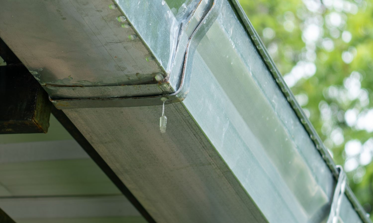 Can Clogged Gutters Cause Ceiling Leaks